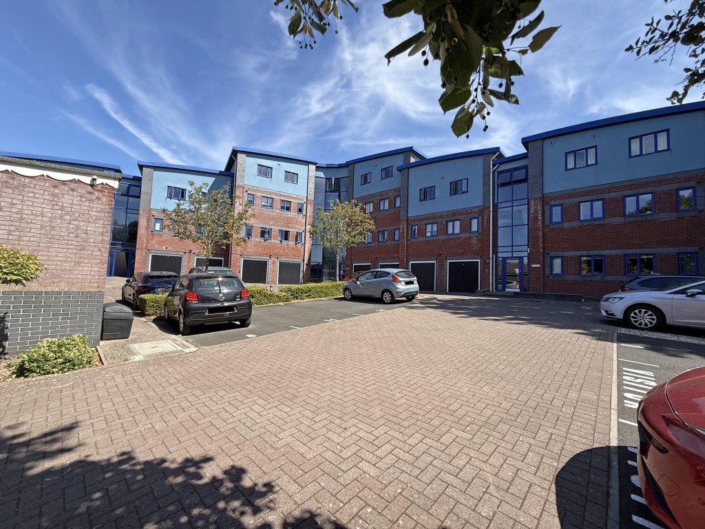 Lot: 187 - GROUND FLOOR APARTMENT IN GATED COMPLEX - Front of the complex and parking